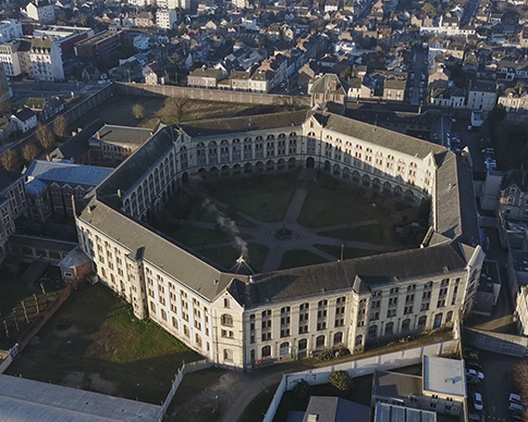 PRISON DE FEMMES PRISON DE FEMMES parle du parcours de 5 femmes à l'intérieur de la prison de Rennes, ce film parle de LONGUES PEINES.