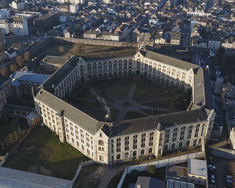 PRISON DE FEMMES parle du parcours de 5 femmes à l'intérieur de la prison de Rennes, ce film parle de LONGUES PEINES.