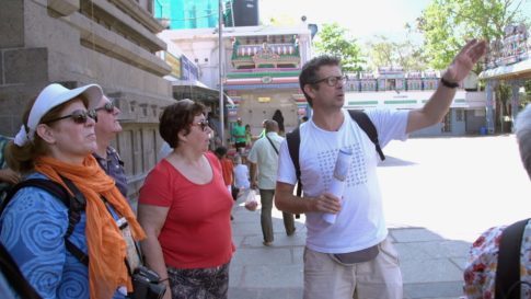 Film documentaire sur differents guides ( voyage, culinaire, chien, ...) Suivez le guide